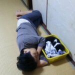 ここちゃん(猫)が寝ているカゴに寄り添って寝ている母