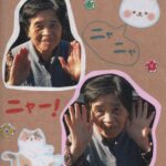 アルバムの1ページに、手を開いてポーズをする母の写真が2枚ある画像。