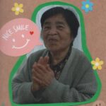 手をたたきながら笑顔の母の画像。