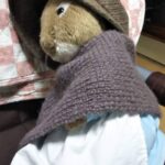 母に帽子とストールを身に着けてもらったうさぎのぬいぐるみの画像
