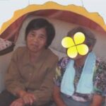 母と他の利用者さんがソファにくっついて座り、笑顔で写っている画像