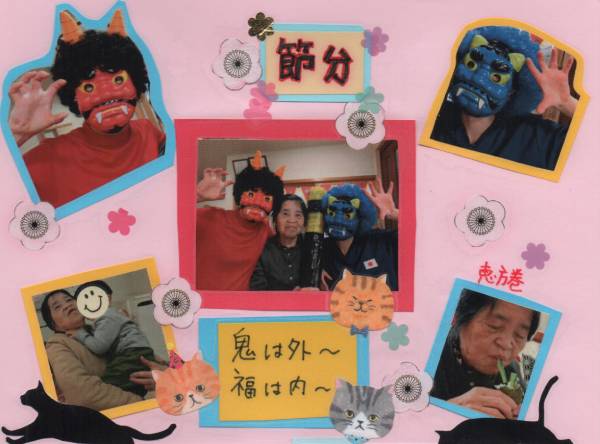 鬼のお面をかぶった二人のスタッフと記念撮影する母の画像