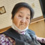 あごマスクをして、眠そうな母の画像