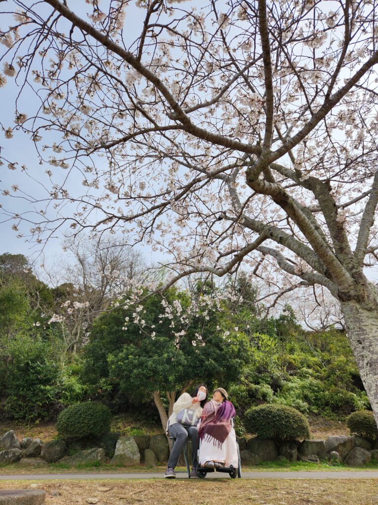 ちょっと咲きの桜の木の下で母とわたしの記念撮影