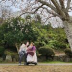 ちょっと咲きの桜の木の下で母とわたしの記念撮影