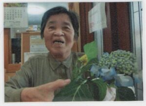 紫陽花の花と満面の笑みの母